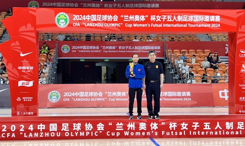 Tuyển futsal nữ Việt Nam lỡ cơ hội vô địch tại Trung Quốc- Ảnh 2. Thanh Ngân nhận giải thưởng