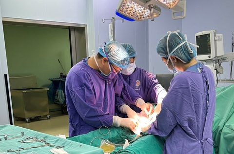 Không thấy tinh hoàn vẫn sinh con- Ảnh 1. Ca phẫu thuật ung thư tinh hoàn ẩn cho bệnh nhân - Ảnh: BVCC