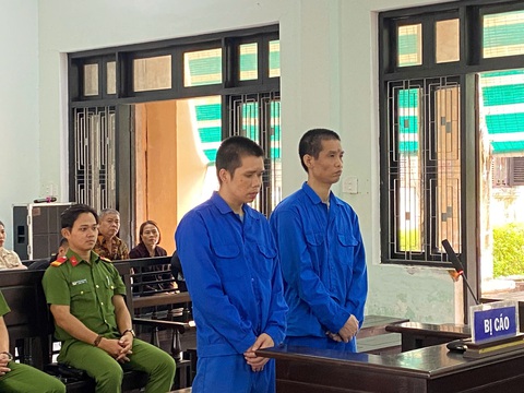 Trốn truy nã nhưng vẫn tiếp tay cho người nước ngoài nhập cảnh trái phép vào Việt Nam- Ảnh 1. Phạm Văn Đức và Vũ Văn Ngọc tại phiên xét xử vụ án tiếp tay cho người nước ngoài nhập cảnh trái phép, ở lại Việt Nam ngày 15-7 - Ảnh: NGỌC MINH