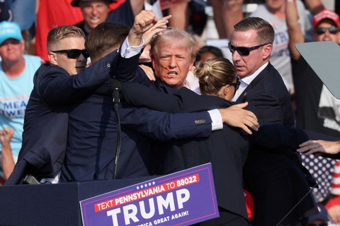Ông Trump nhìn nhận may lắm mới thoát chết- Ảnh 1. Cựu tổng thống Mỹ Donald Trump giơ nắm đấm và nói chữ