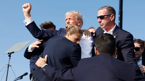 Sau khi bị ám sát hụt, ông Trump viết lại bài diễn văn mới nhân đại hội Đảng Cộng hòa- Ảnh 1. Khoảnh khắc cựu tổng thống Mỹ Donald Trump giơ nắm đấm sau khi thoát chết trong một nỗ lực ám sát bất thành hôm 13-7 - Ảnh: GETTY IMAGES