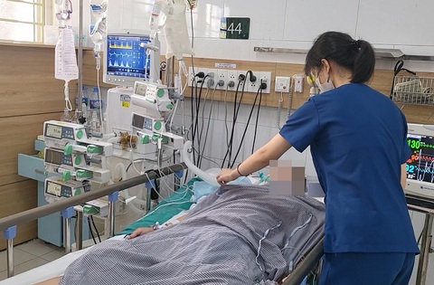 Tử vong sau uống nước sắc rễ cây chữa đau đầu nhưng nhầm sang rễ cây lá ngón- Ảnh 1. Dù được điều trị tích cực, bệnh nhân đã tử vong sau khi uống nhầm rễ cây lá ngón - Ảnh: Bệnh viện cung cấp