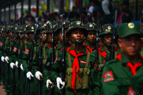 Giao tranh ở đông bắc Myanmar phức tạp hơn, thêm nhóm mới nhảy vào- Ảnh 1. Các thành viên Đội quân liên hợp bang Wa (UWSA) tại một buổi lễ hồi năm 2019 - Ảnh: MYANMAR NOW/AFP