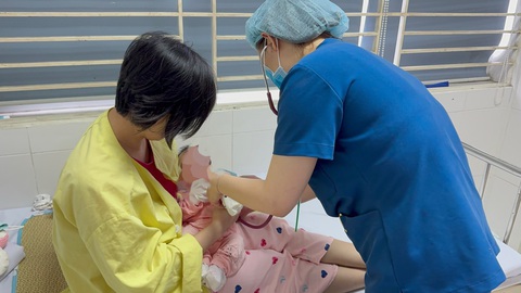 Bệnh nhi có chuyển biến tích cực sau khi mắc thủy đậu bị lây từ mẹ - Ảnh: Bệnh viện cung cấp Bệnh nhi có chuyển biến tích cực sau khi mắc thủy đậu bị lây từ mẹ - Ảnh: Bệnh viện cung cấp