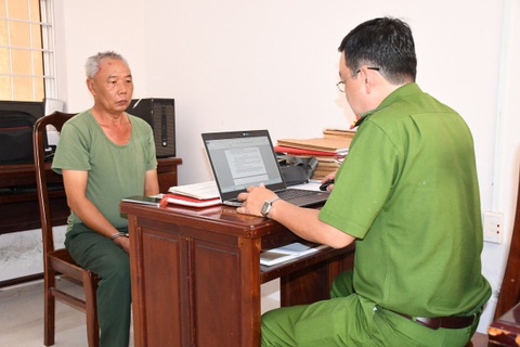 Giả danh công an để lừa đảo, chiếm đoạt hơn 1 tỉ đồng- Ảnh 1. Mai Thế Dũng tại cơ quan công an - Ảnh: Công an Trà Vinh