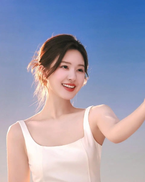 Triệu Lộ Tư trở thành nữ nghệ sĩ Hoa ngữ đầu tiên đạt thành tích này- Ảnh 1. Triệu Lộ Tư trở thành nghệ sĩ Trung Quốc đầu tiên đạt 12 tỉ view trên TikTok