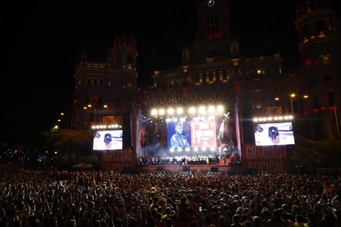 Hình ảnh biển người ở Madrid chào đón tuyển Tây Ban Nha diễu hành- Ảnh 2. Ảnh: Reuters
