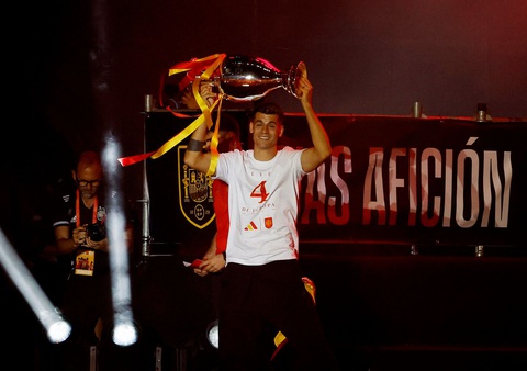 Hình ảnh biển người ở Madrid chào đón tuyển Tây Ban Nha diễu hành- Ảnh 12. Đội trưởng Alvaro Morata cầm cúp vô địch - Ảnh: Reuters
