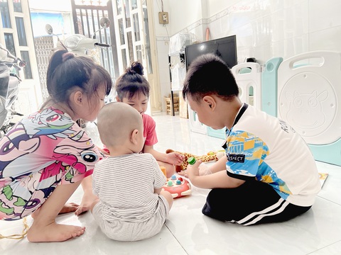 Con một thời nay: sướng hay khổ? - Kỳ 6: Nỗi cô đơn con một và sự hối hận muộn màng- Ảnh 2. Niềm vui của những đứa trẻ được quây quần, vui chơi hồn nhiên bên nhau - Ảnh: CÔNG TRIỆU