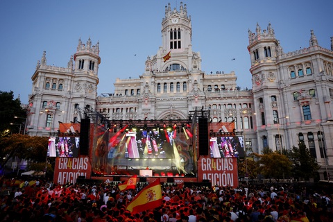 Hình ảnh biển người ở Madrid chào đón tuyển Tây Ban Nha diễu hành- Ảnh 11. Ảnh: Reuters