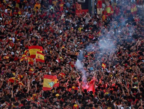 Hình ảnh biển người ở Madrid chào đón tuyển Tây Ban Nha diễu hành- Ảnh 1. Biển người chào đón chiếc xe buýt chở tuyển Tây Ban Nha đến quảng trường Cibeles để ăn mừng chức vô địch - Ảnh: Reuters