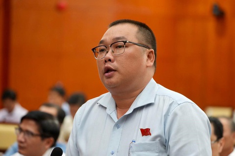Sở Thông tin và Truyền thông TP.HCM: Kiến nghị tài khoản mạng xã hội định danh mới được bình luận- Ảnh 3. Đại biểu Phạm Văn Khoa đặt câu hỏi chất vấn - Ảnh: HỮU HẠNH