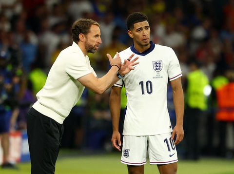 Bellingham nổi giận vì HLV Southgate không thay Harry Kane sớm hơn- Ảnh 2. HLV Southgate và Bellingham liên tục trao đổi với nhau trong trận chung kết Euro 2024 - Ảnh: REUTERS