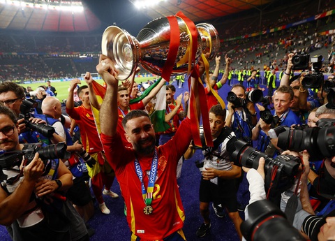 Điểm lại thành tích của nhà vô địch Tây Ban Nha tại Euro 2024- Ảnh 2. Chiếc cúp vô địch xứng đáng dành cho Tây Ban Nha - Ảnh: REUTERS