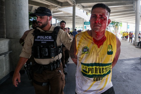 Chủ tịch Liên đoàn Bóng đá Colombia và con trai bị bắt sau trận chung kết Copa America 2024- Ảnh 3. Cảnh sát đã bắt giữ hàng loạt cổ động viên quá khích - Ảnh: REUTERS