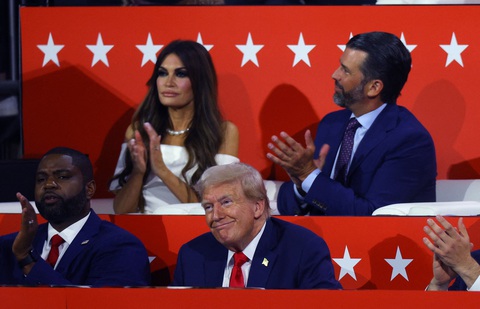 Ông Trump, con trai Donald Trump Jr., con dâu Kimberly Guilfoyle và Dân biểu Byron Donalds (trái, trước) vỗ tay tại Đại hội toàn quốc đảng Cộng hòa ở Milwaukee ngày 15-7 - Ảnh: REUTERS Ông Trump, con trai Donald Trump Jr., con dâu Kimberly Guilfoyle và Dân biểu Byron Donalds (trái, trước) vỗ tay tại Đại hội toàn quốc đảng Cộng hòa ở Milwaukee ngày 15-7 - Ảnh: REUTERS