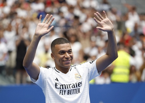 Mbappe tuyên bố chiến đấu hết mình vì Real Madrid trong ngày ra mắt- Ảnh 1. Kylian Mbappe chính thức ra mắt Real Madrid với bản hợp đồng 5 năm - Ảnh: REUTERS