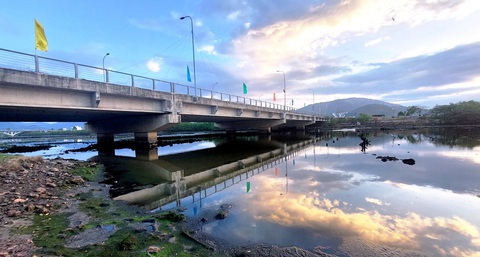 Nút giao thông nguy hiểm bởi dự án BT Phúc Sơn, cần thêm 609 tỉ đồng cải tạo- Ảnh 2. Cầu Quán Trường được đề xuất đầu tư dự án mở rộng thêm cả hai bên và làm hầm chui cho đường vành đai 2 tại đầu cầu phía đông - Ảnh: PHAN SÔNG NGÂN