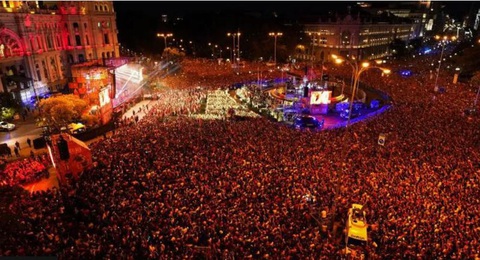Hình ảnh biển người ở Madrid chào đón tuyển Tây Ban Nha diễu hành- Ảnh 14. Ảnh: Getty