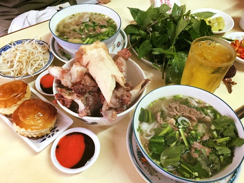 TP.HCM là một trong những nơi chốn cứu tinh của nhân loại bằng ẩm thực đường phố?- Ảnh 2. Phở Minh - Ảnh: FBNH