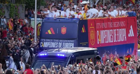 Hình ảnh biển người ở Madrid chào đón tuyển Tây Ban Nha diễu hành- Ảnh 15. Ảnh: Getty