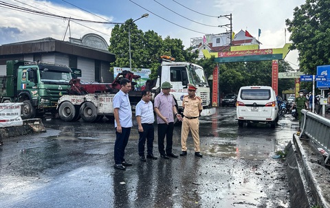 Vụ xe tải đè chết 4 mẹ con ở Hà Nội: Truy tìm 1 tài xế rời khỏi hiện trường- Ảnh 2. Đoàn công tác của Ủy ban An toàn giao thông quốc gia kiểm tra hiện trường vụ tai nạn - Ảnh: K.T.