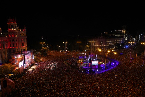 Hình ảnh biển người ở Madrid chào đón tuyển Tây Ban Nha diễu hành- Ảnh 6. Ảnh: Reuters