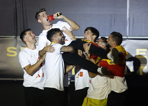 Hình ảnh biển người ở Madrid chào đón tuyển Tây Ban Nha diễu hành- Ảnh 7. Ảnh: Reuters