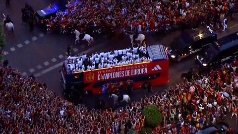 Hình ảnh biển người ở Madrid chào đón tuyển Tây Ban Nha diễu hành- Ảnh 17. Ảnh: Getty