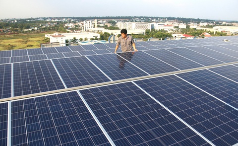 Khuyến khích đầu tư, sử dụng điện sạch- Ảnh 1. Khi cơ chế khơi thông, các doanh nghiệp sẽ tăng dùng điện xanh. Trong ảnh: một doanh nghiệp dùng điện mặt trời tại Khu công nghệ cao TP.HCM - Ảnh: NGỌC HIỂN