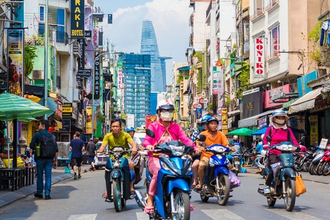 TP.HCM là một trong những nơi chốn cứu tinh của nhân loại bằng ẩm thực đường phố?- Ảnh 1. Đường phố TP.HCM bán nhiều món ăn đường phố thơm ngon, hấp dẫn - Ảnh: Shutterstock