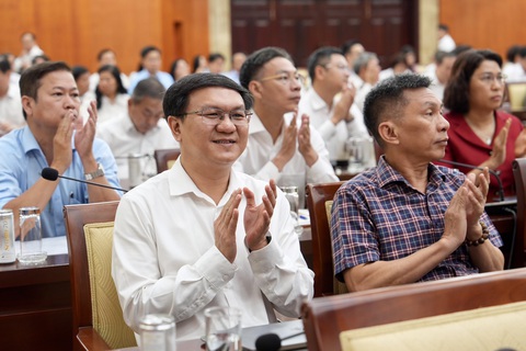 Sở Thông tin và Truyền thông TP.HCM: Kiến nghị tài khoản mạng xã hội định danh mới được bình luận- Ảnh 1. Giám đốc Sở Thông tin và Truyền thông tham dự kỳ họp - Ảnh: HỮU HẠNH
