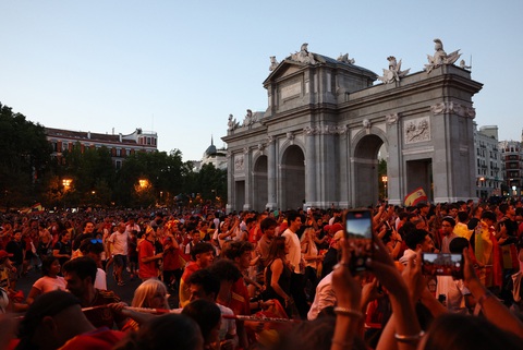 Hình ảnh biển người ở Madrid chào đón tuyển Tây Ban Nha diễu hành- Ảnh 10. Ảnh: Reuters