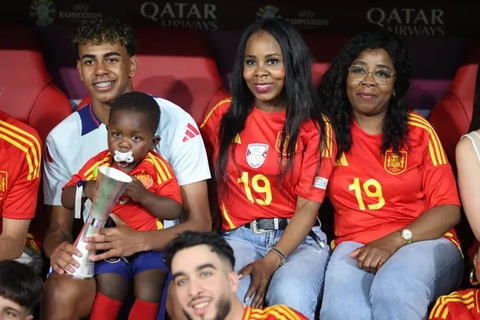 Lamine Yamal mua loạt 3 căn nhà tặng bố mẹ và bà- Ảnh 1. Lamine Yamal cùng người thân tại Euro 2024 - Ảnh: Getty