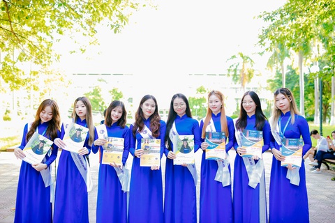 Trường ĐH Tài chính - Ngân hàng Hà Nội xét tuyển 80% kết quả thi THPT, 20% học bạ- Ảnh 2. Sinh viên Trường Đại học Tài chính Ngân hàng Hà Nội trong các đợt tư vấn tuyển sinh.
