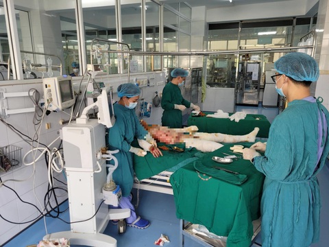 Vụ nổ quán ăn sắp khai trương: 3 trong 8 người bị thương phải thở máy- Ảnh 2. Bệnh nhân đang được điều trị tại Bệnh viện Bỏng quốc gia Lê Hữu Trác - Ảnh: N.M.