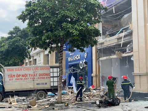 Vụ nổ quán ăn sắp khai trương: 3 trong 8 người bị thương phải thở máy- Ảnh 1. Hiện trường vụ nổ - Ảnh: Người dân cung cấp