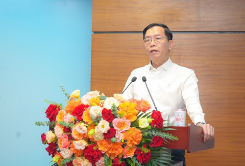 Petrovietnam hoàn thành vượt mức kế hoạch 6 tháng đầu năm- Ảnh 2. Ông Trần Quang Dũng, phó bí thư thường trực Đảng ủy, trình bày báo cáo đánh giá việc thực hiện phương châm hành động “Quản trị biến động, bổ sung động lực mới, làm mới động lực cũ, tạo nguồn năng lượng mới, vươn tới đỉnh cao mới” trong 6 tháng đầu năm