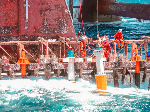 Petrovietnam hoàn thành vượt mức kế hoạch 6 tháng đầu năm- Ảnh 5. Công tác an toàn lao động trên các công trình dầu khí được giám sát chặt chẽ và thực hiện nghiêm túc.