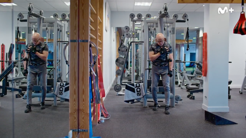 HLV tuyển Tây Ban Nha La Fuente U70 tập gym cơ bắp như trai tráng- Ảnh 1. HLV tuyển Tây Ban Nha Luis de la Fuente chăm chỉ tập gym ở tuổi 63