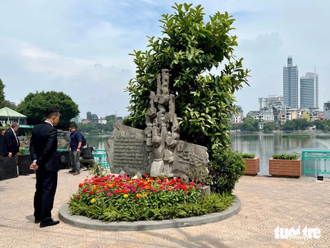 Hà Nội muốn tu bổ, tôn tạo bức phù điêu 'Bắt sống phi công Mỹ'- Ảnh 1. Bức phù điêu