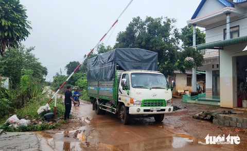 Xã dựng barie thu tiền làm đường của người dân- Ảnh 1. Xe đi qua 2 tuyến đường 16 và 17 ở xã Lộc Tân (huyện Bảo Lâm, tỉnh Lâm Đồng) đều phải dừng lại để được thông tin và việc thu tiền làm đường - Ảnh: L.A.