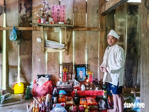 Sau vụ sạt lở ở Hà Giang: Cậu bé mất cha và mẹ trong chưa đầy một tháng- Ảnh 1. Hoàng Văn An bên bàn thờ của bố, mẹ - Ảnh: L.T.
