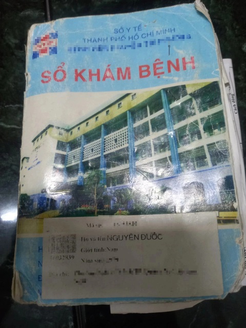 Sớm 'khai tử' sổ khám bệnh bằng giấy, thay bằng hồ sơ sức khỏe điện tử- Ảnh 1. Hiện sổ khám bệnh bằng giấy mòn và rách một góc, những dòng chữ trên sổ cũng nhòa đi - Ảnh: NGUYỄN ĐƯỚC