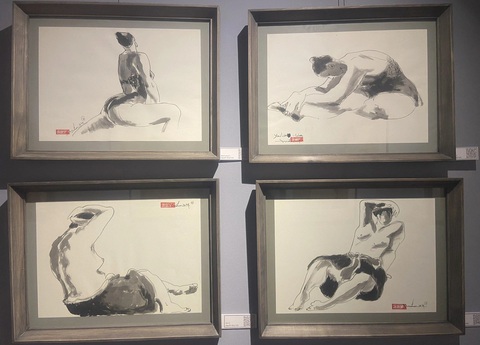 Những bức trực họa phụ nữ khỏa thân của Nguyễn Hồng Tuấn trưng bày tại triển lãm Mười bốn - Ảnh: T.ĐIỂU Những bức trực họa phụ nữ khỏa thân của Nguyễn Hồng Tuấn trưng bày tại triển lãm Mười bốn - Ảnh: T.ĐIỂU