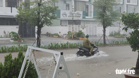 Kiên Giang giải bài toán ‘chống ngập’ cho TP Rạch Giá ra sao?- Ảnh 2. Trận mưa kéo dài hơn 2 tiếng đã làm nhiều tuyến đường ở Rạch Giá bị ngập nặng - Ảnh: BỬU ĐẤU