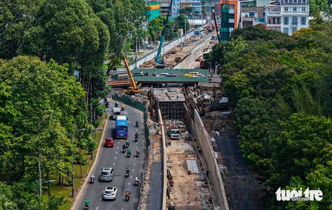 Cấp tập làm hầm chui Trần Quốc Hoàn, dỡ cầu tạm trong tháng 7- Ảnh 1. Theo ghi nhận những ngày qua, việc xây dựng hầm chui Trần Quốc Hoàn được các đơn vị thi công nhanh chóng. Chỉ vài tháng, phần hầm ngầm đã rõ hình dáng - Ảnh: CHÂU TUẤN