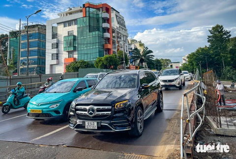 Cấp tập làm hầm chui Trần Quốc Hoàn, dỡ cầu tạm trong tháng 7- Ảnh 2. Cầu thép tạm 3 làn xe dự kiến được tháo trong tháng này để hoàn trả đường giao thông cho cửa ngõ sân bay Tân Sơn Nhất - Ảnh: CHÂU TUẤN