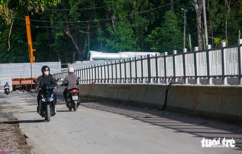 Cấp tập làm hầm chui Trần Quốc Hoàn, dỡ cầu tạm trong tháng 7- Ảnh 7. Phần hộ lan của đoạn hầm hở (phía Phan Thúc Duyện hướng về nhà ga T3) đã được lắp đặt xong - Ảnh: CHÂU TUẤN