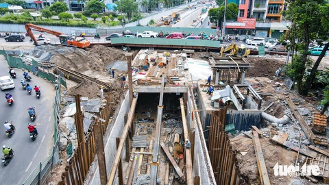 Cấp tập làm hầm chui Trần Quốc Hoàn, dỡ cầu tạm trong tháng 7- Ảnh 8. Phía bên này hầm những ngày qua cũng được đơn vị thi công tăng tốc xây dựng để về đích đúng tiến độ - Ảnh: CHÂU TUẤN
